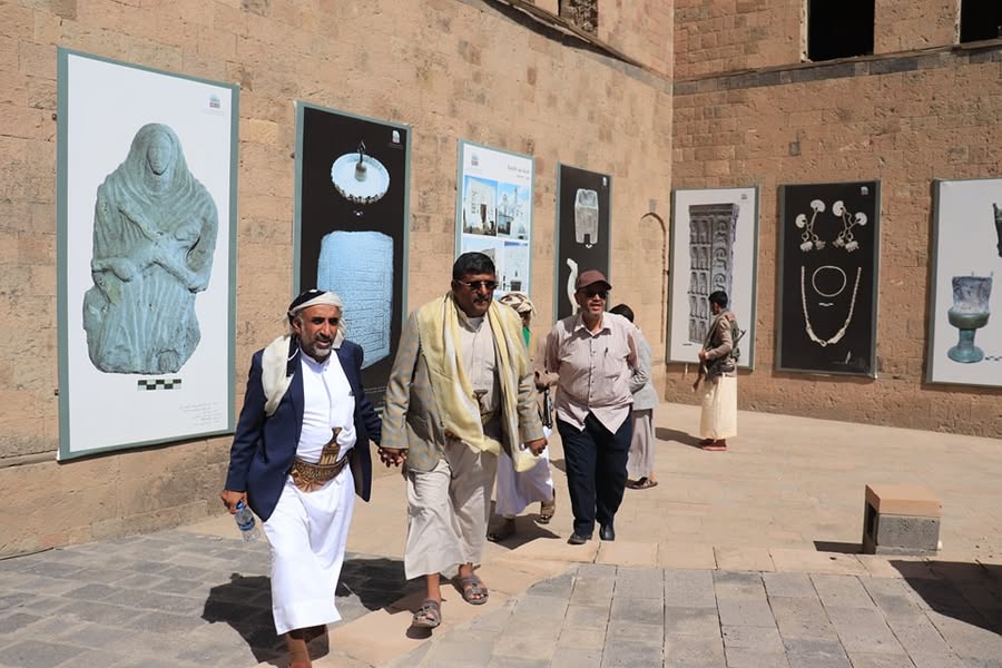 زار محافظ محافظة مأرب  المتحف الوطني